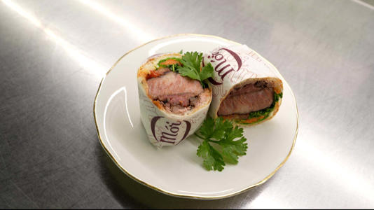 Bánh mì giá 200.000 đồng tại một nhà hàng ở TP HCM. Ảnh: Công Khanh