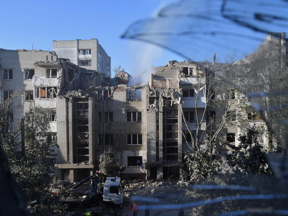 Rescuers search through the rubble of a residential building following air attack in Lviv, Ukraine, Thursday, July 30, 2026. (AP Photo/Mykola Tys)      Associate Press/ LaPresse Only Italy and Spain