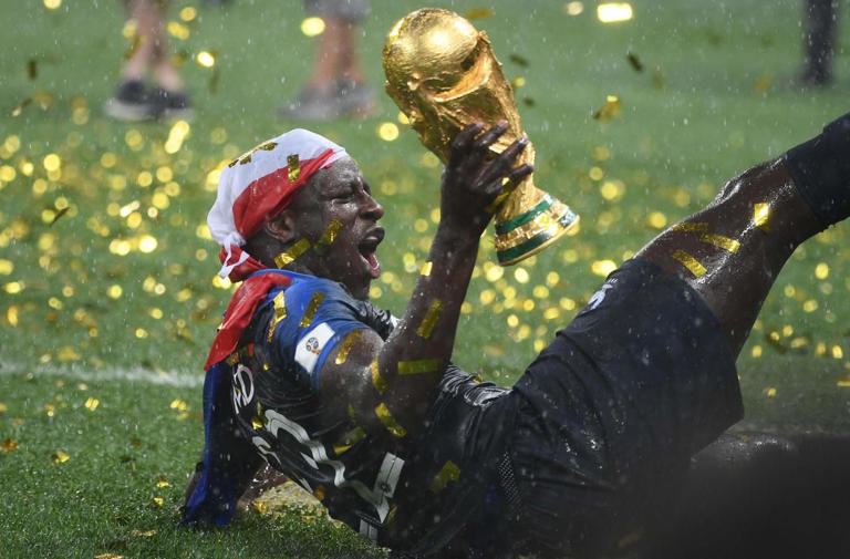 Benjamin Mendy a vendu sa réplique de la Coupe du monde 2018 aux enchères contre une belle somme
