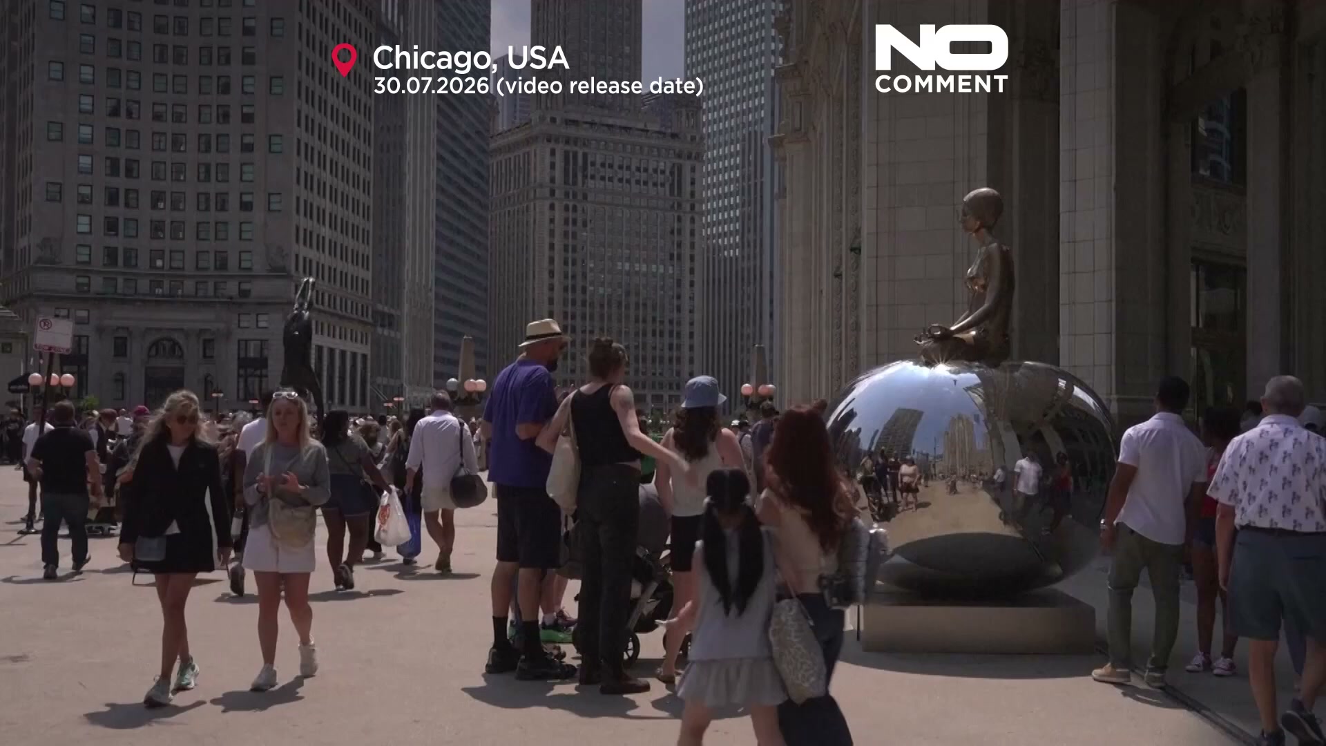 Giant lifelike sculptures bring art closer to Chicago crowds