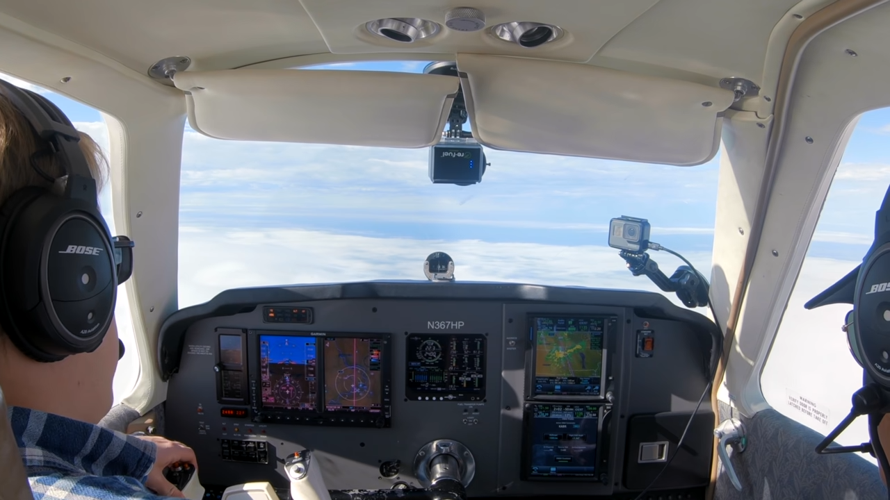 Watch ice build on wings mid flight at 10,000 feet - 
