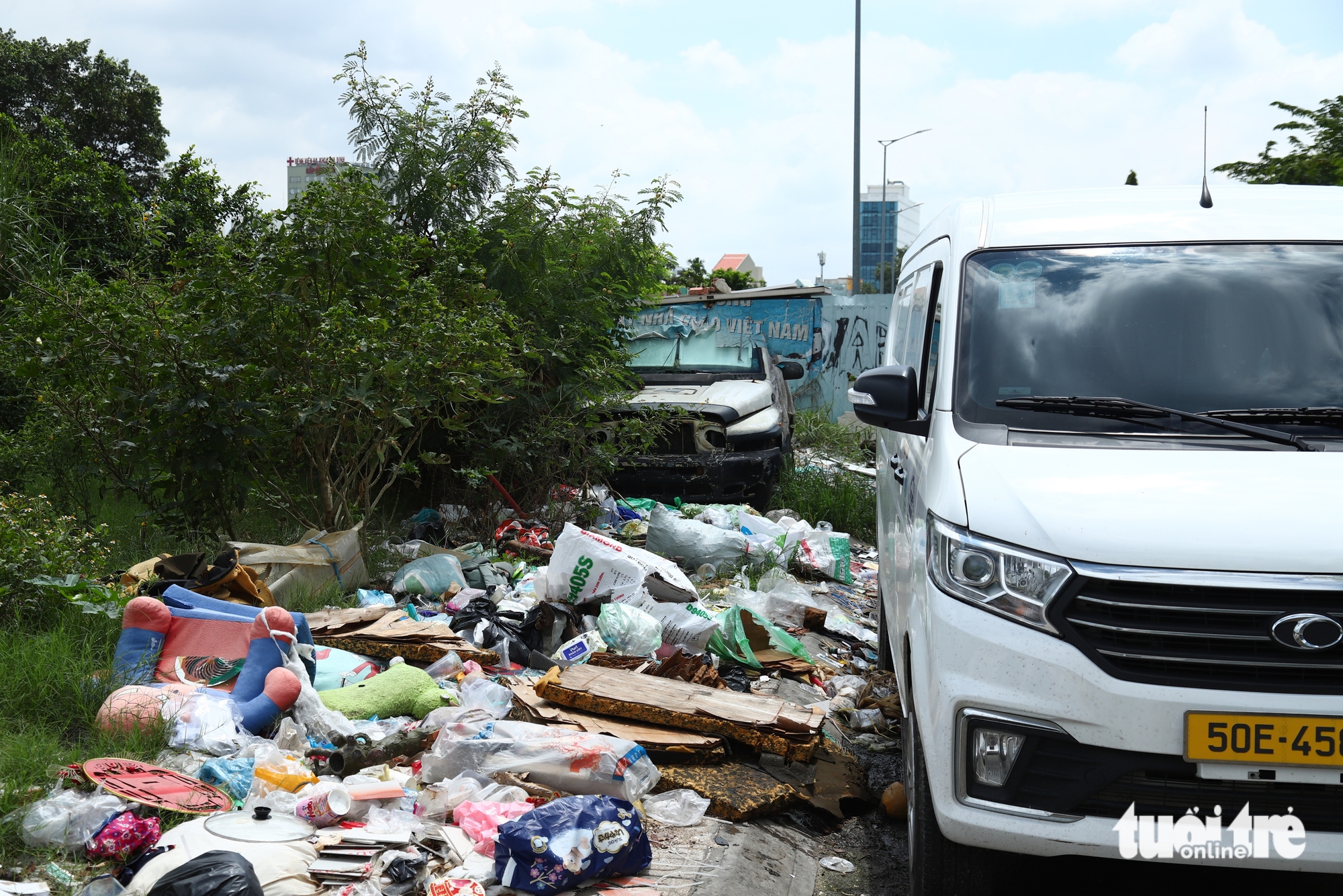 Rác bủa vây chung cư 1050 Phan Chu Trinh, cư dân ngao ngán