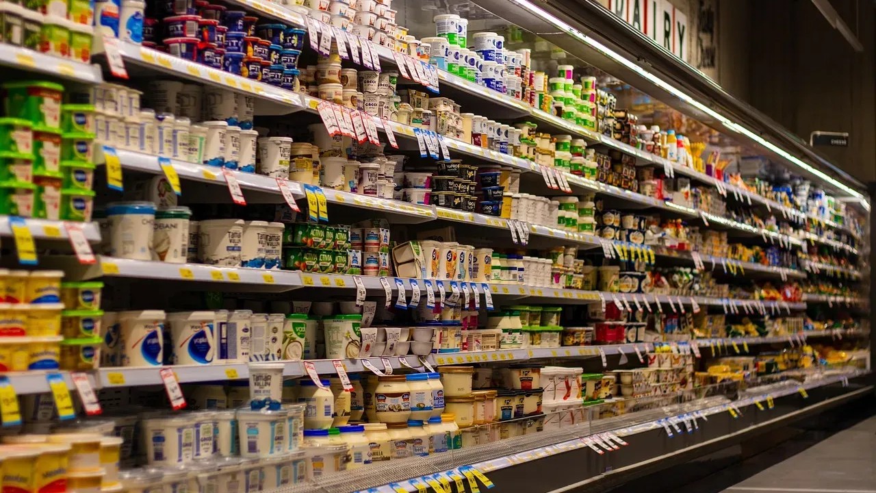7 secrets supermarket managers hide right at eye level on grocery shelves