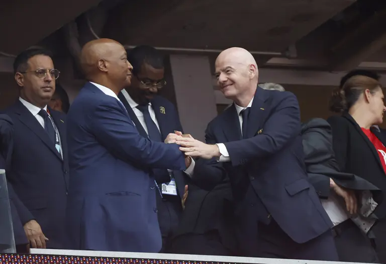 “Je ne cracherais pas sur 20 M$” : l’Afrique explique son dilemme avec Infantino… et tend la main à l’UEFA