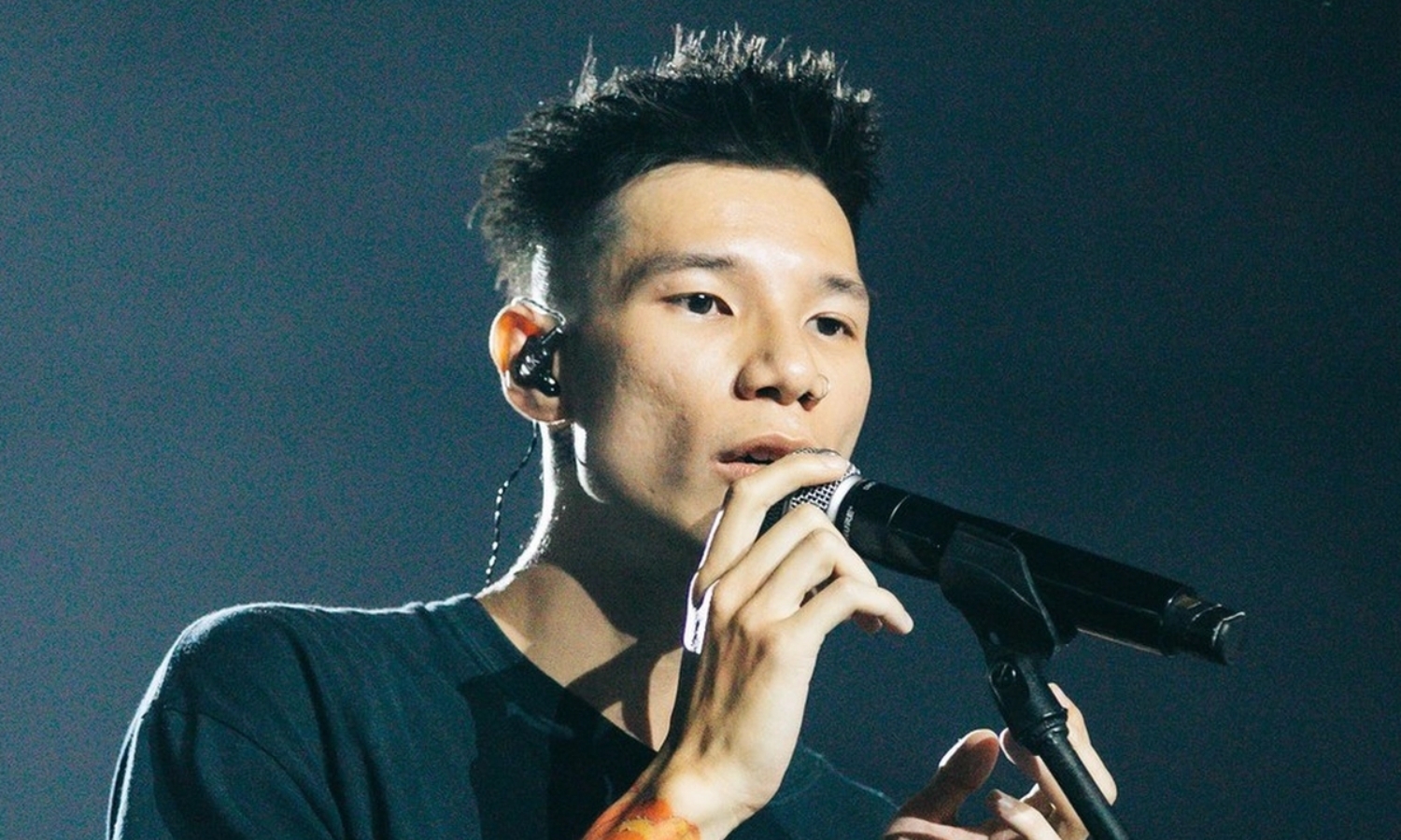 Rapper MCK gỡ nhạc sau khi bị nhận xét ca từ 'thô tục'