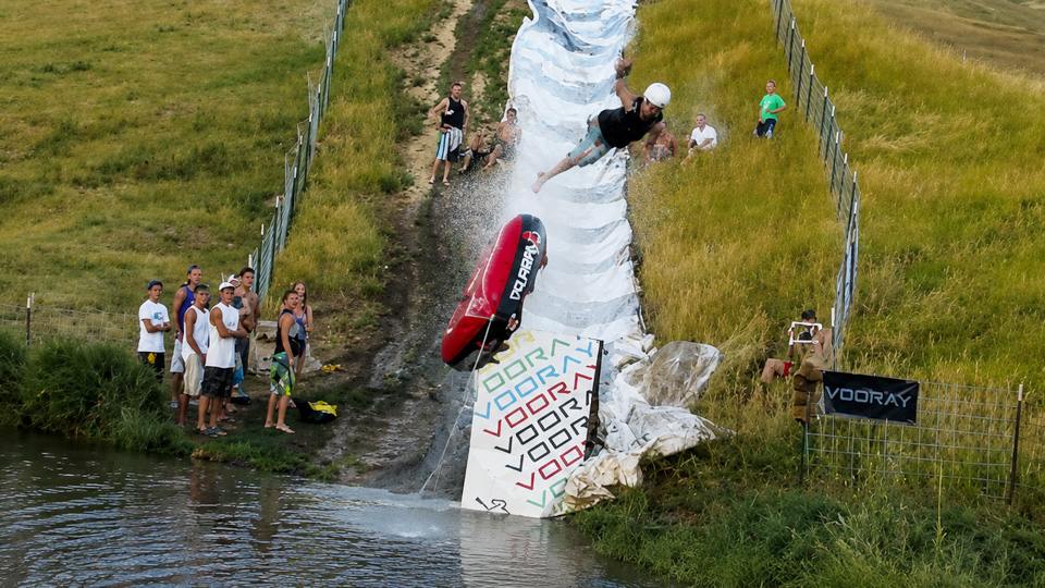 Une immense balançoire catapulte se termine par un énorme splash
