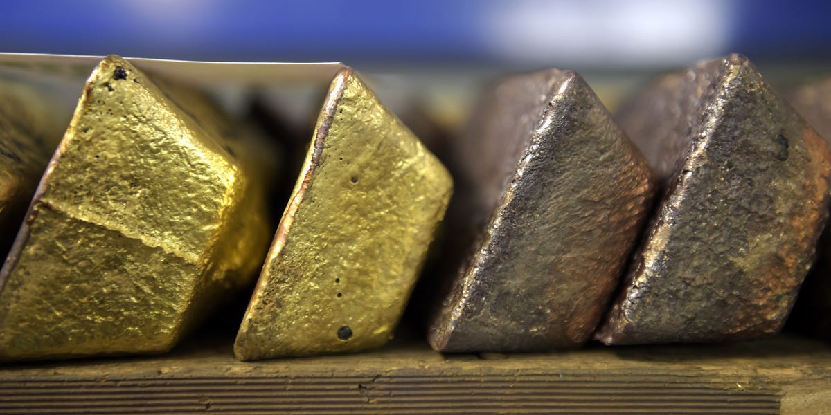 Soviet gold sat trapped in a sunken submarine for 40 years. Then, divers pulled off a daring rescue