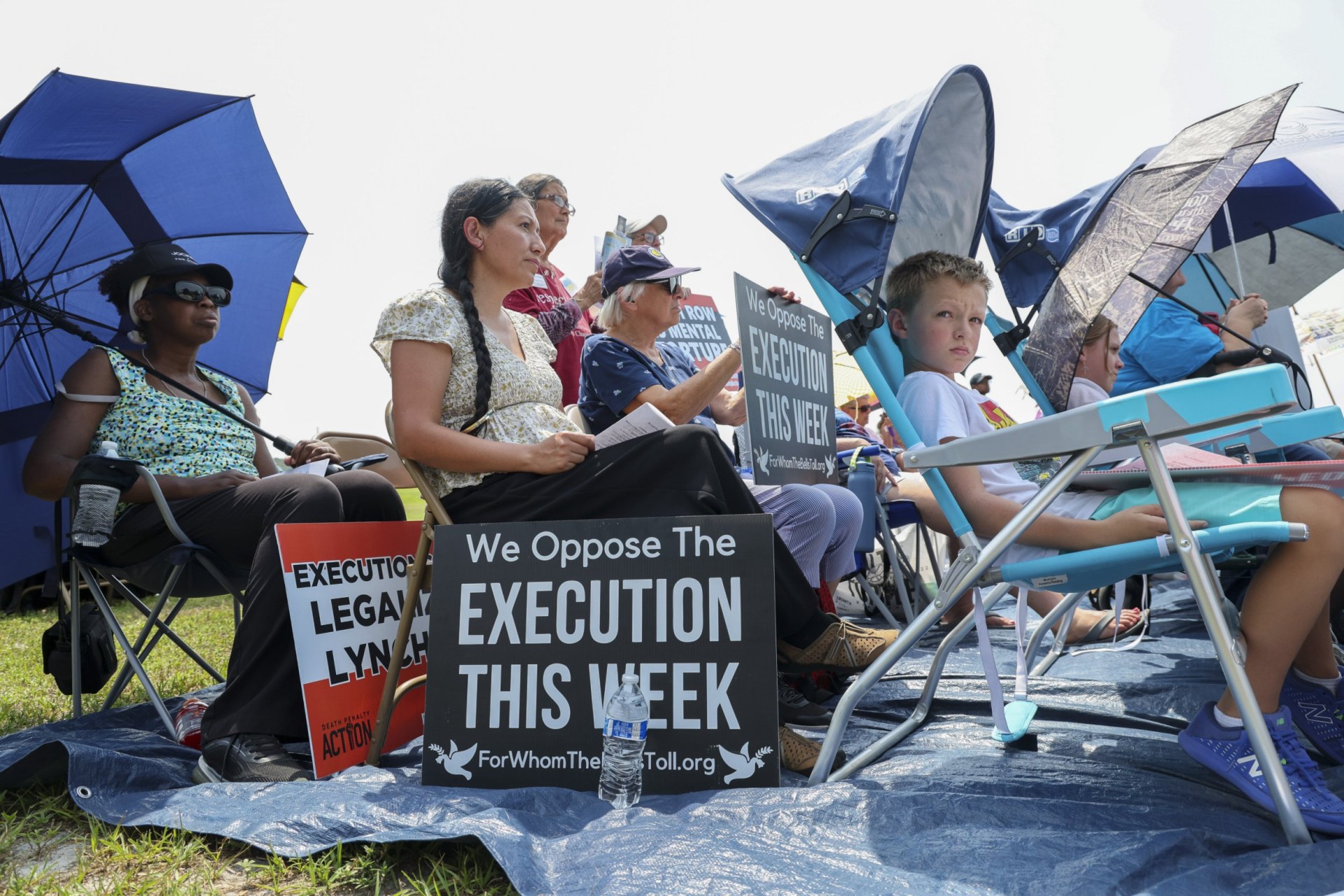 Opponents of the death penalty hold signs in protest of the double execution (Picture: Douglas R Clifford/Tampa Bay Times/ZUMA Press Wire/Shutterstock)