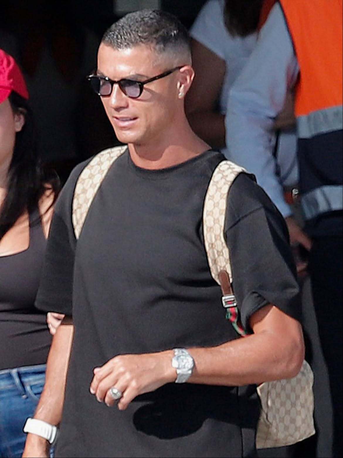 C Ronaldo đeo nhẫn kim cương đôi với Georgina
