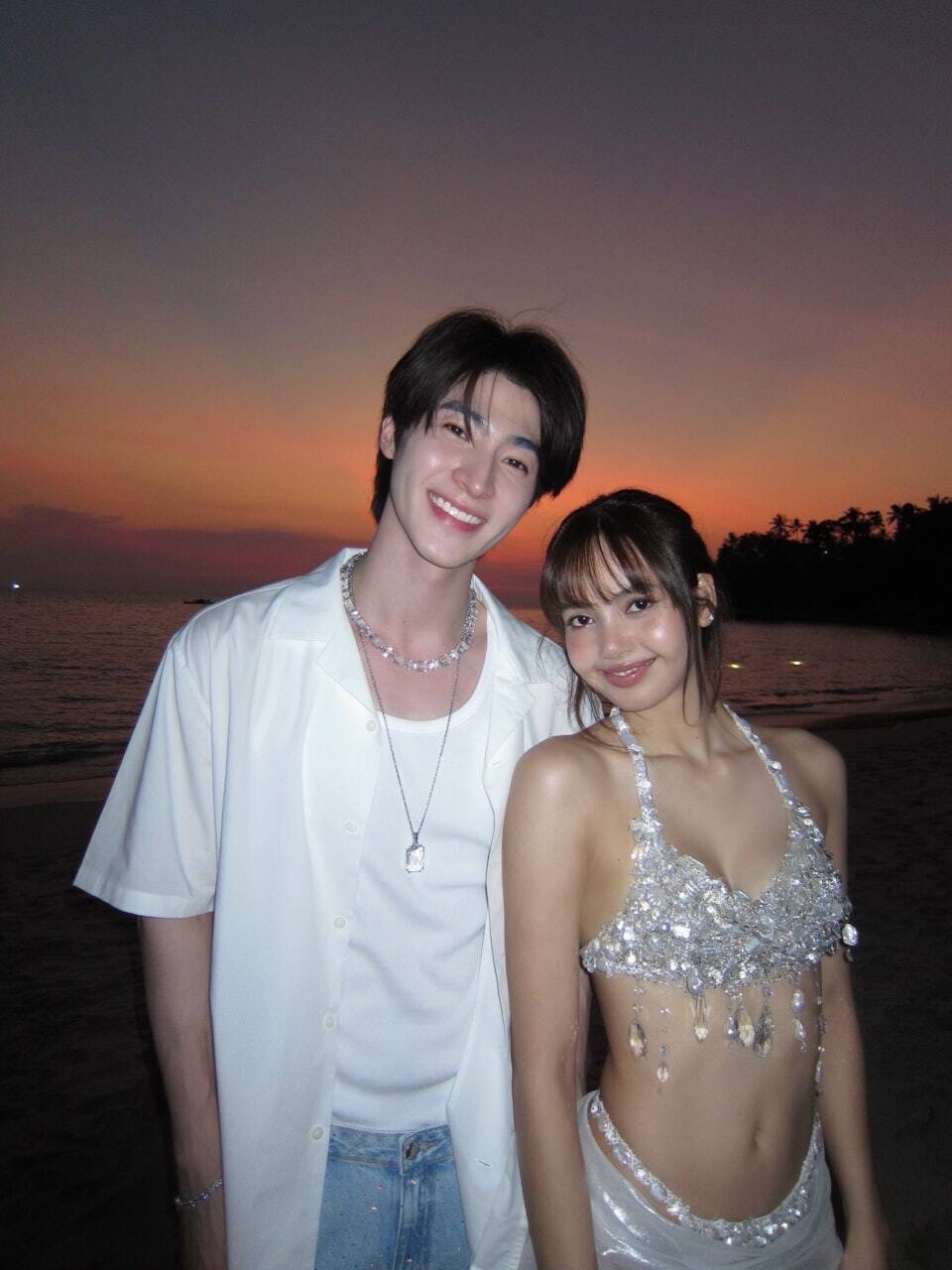 Vẻ ngoài nam thần của chàng trai 'như hình với bóng' với Lisa