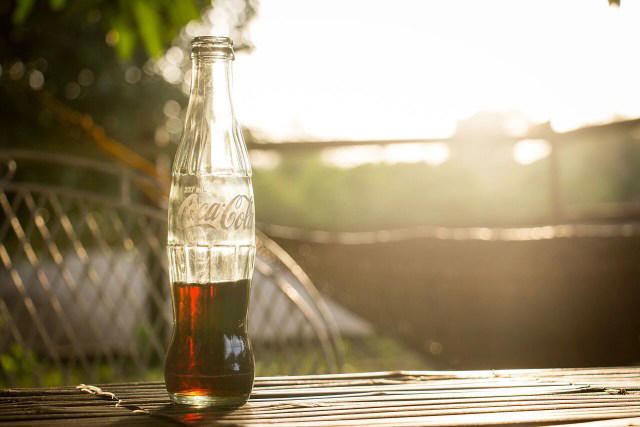 Estudo denuncia como contribuinte brasileiro subsidia Coca-Cola em “mágica tributária”