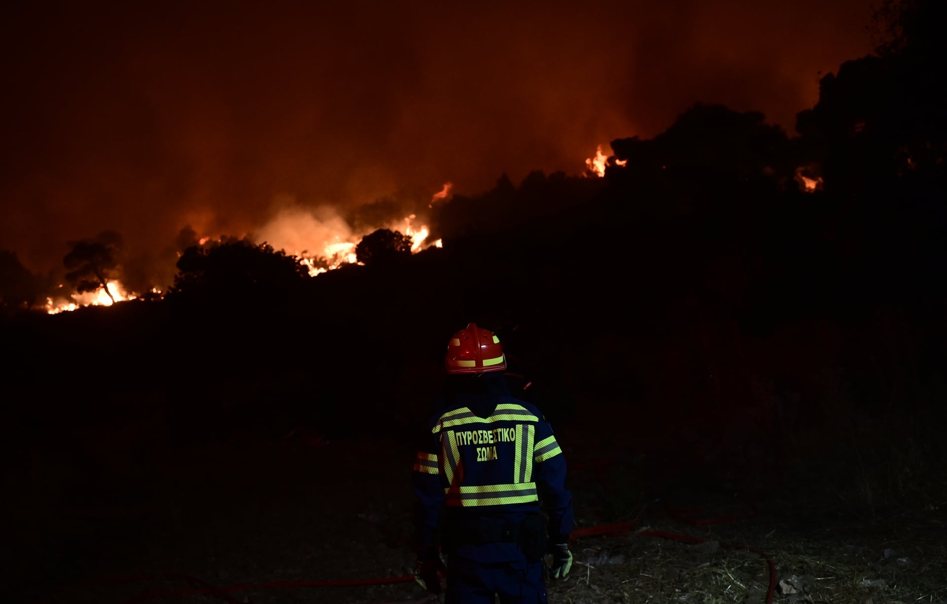Εφιαλτική νύχτα σε Βοιωτία και Αίγιο – Επιμένει το πύρινο μέτωπο στο ...
