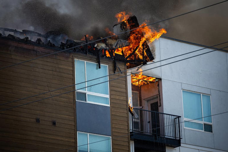Hundreds evacuated in Midvale apartment fire