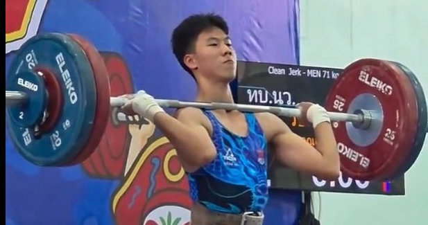 Thai weightlifter goes full diva after completing huge lift and the internet loves it