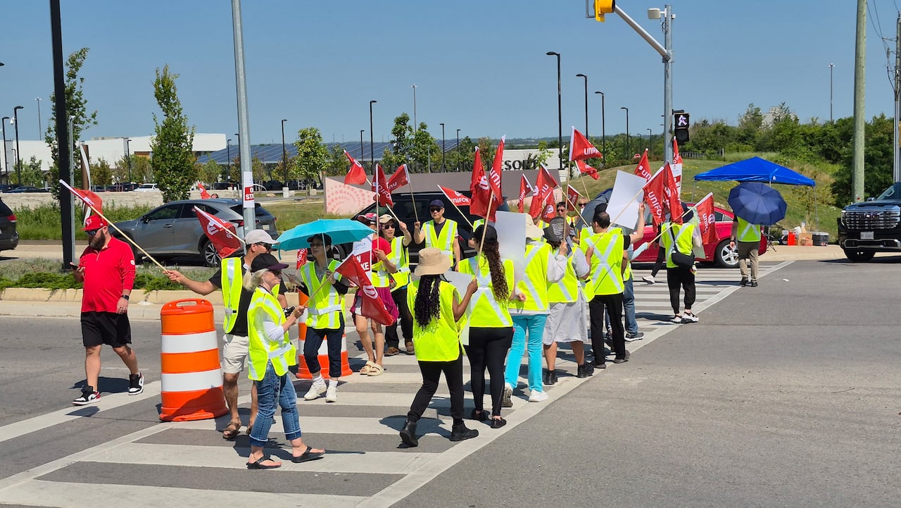 Hundreds of casino workers on strike in Ajax, Pickering