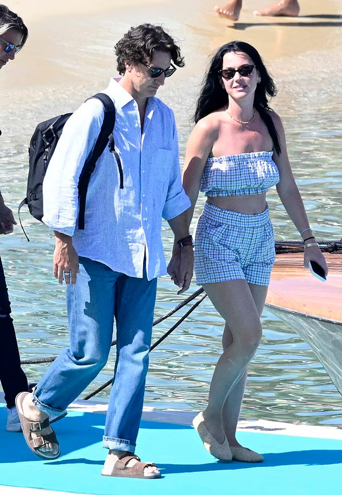 Katy Perry - Justin Trudeau 'dính như sam' trong kỳ nghỉ