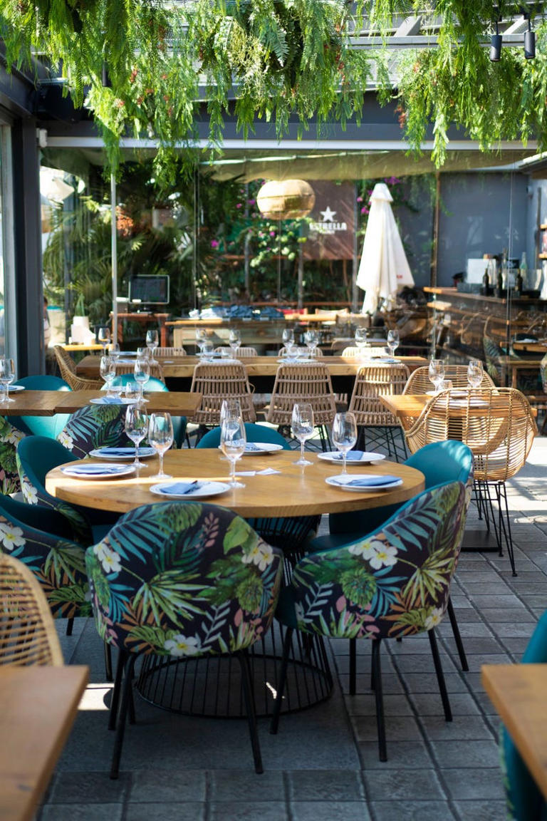 terraza del restaurante tiburon en castelledefels