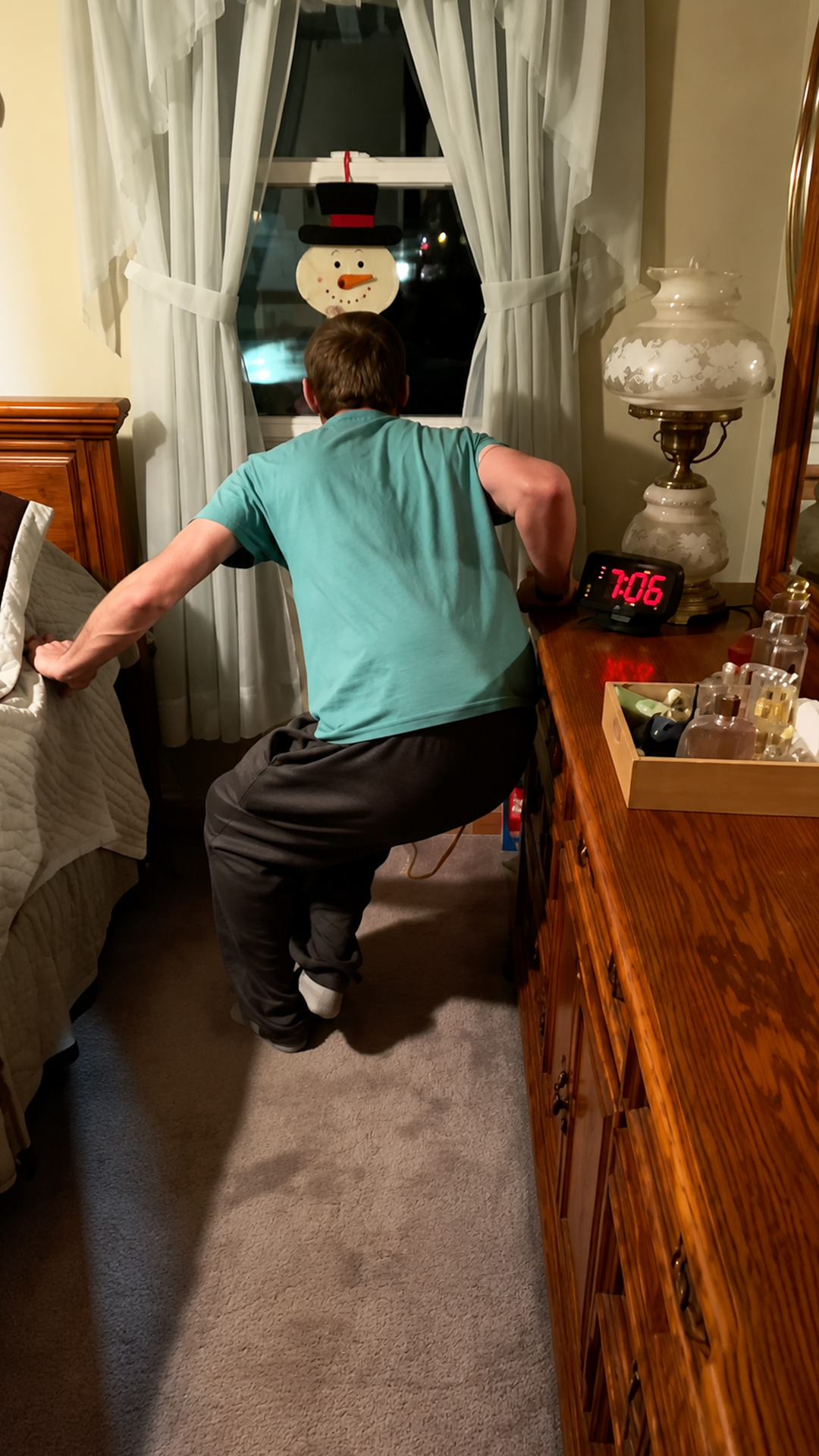 Man turns his evening alarm into a full bedroom dance routine