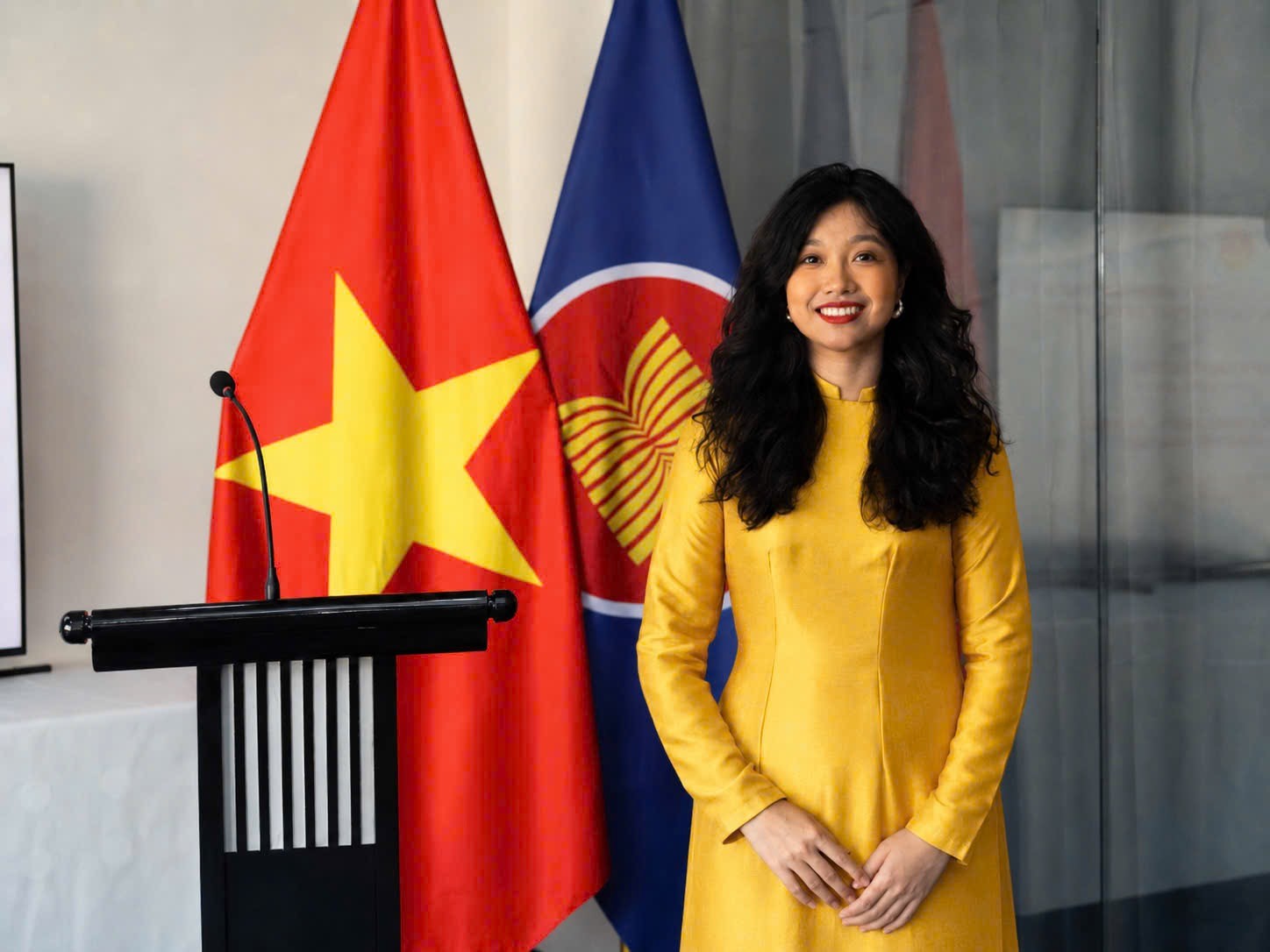 Những bước chân ngoại giao đầu tiên đi cùng màu cờ Tổ quốc