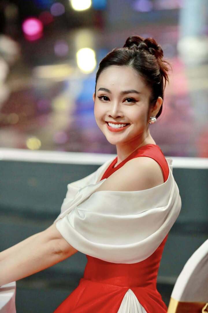 Cuộc sống của 'MC có nụ cười đẹp nhất VTV' sau 5 năm lấy diễn viên kém 5 tuổi