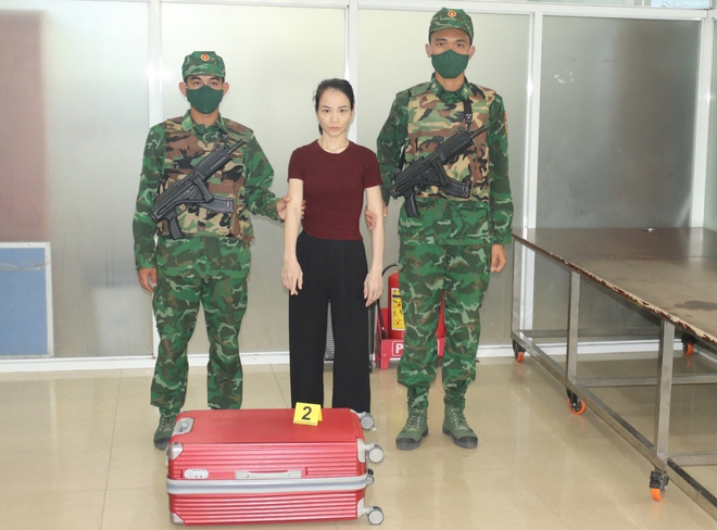 Người phụ nữ mang súng, đạn nhập cảnh cửa khẩu Mộc Bài