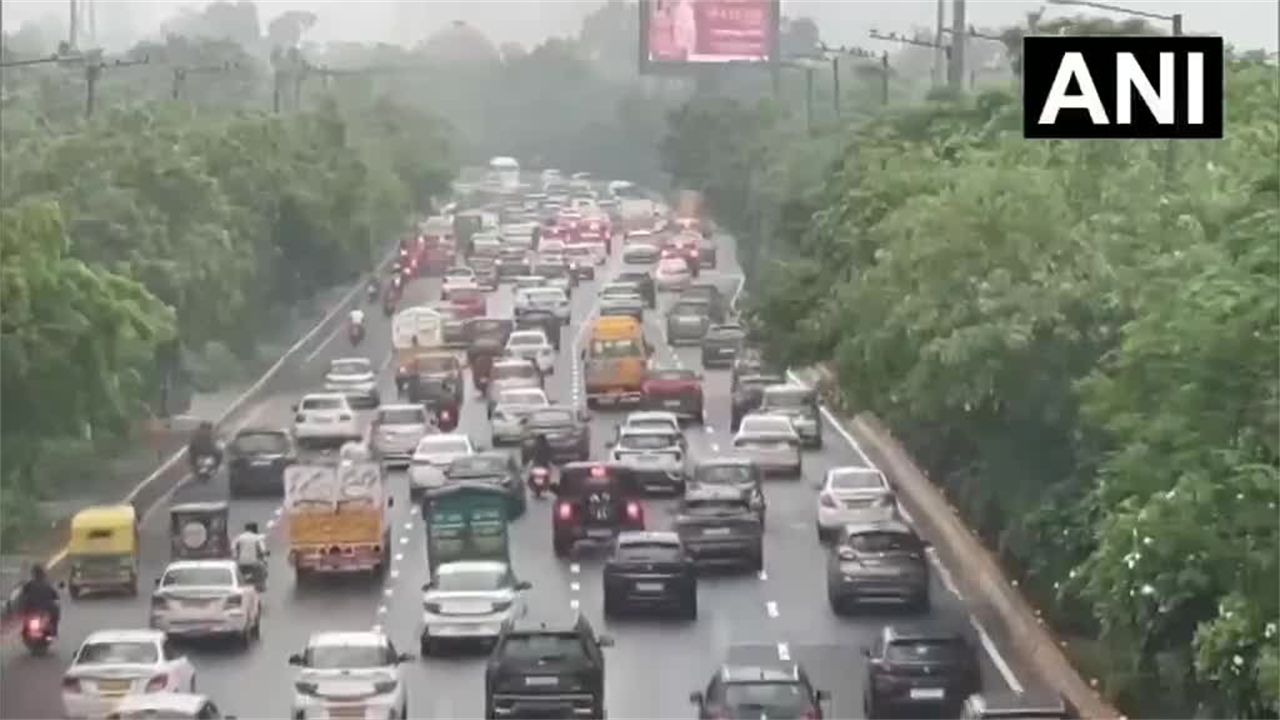 दिल्ली-NCR में भारी बारिश के बाद नोएडा-ग्रेटर नोएडा एक्सप्रेसवे पर ...