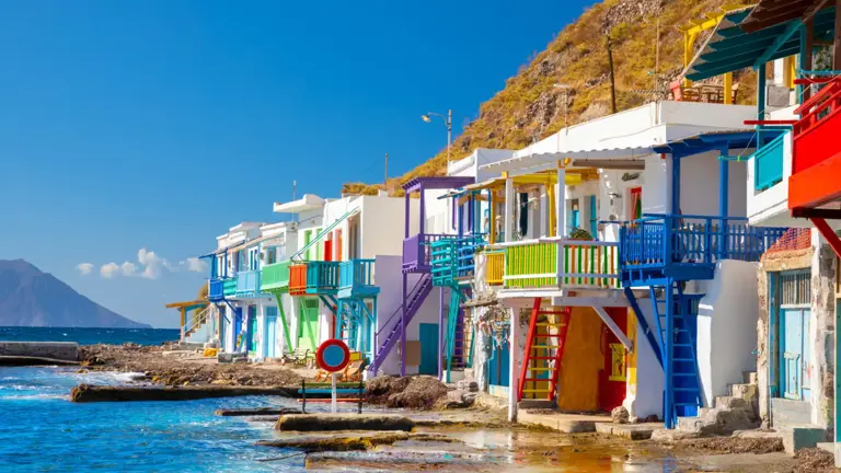 Pueblos de pescadores, casas que llegan al mar y vida pausada en la isla de Grecia más discreta