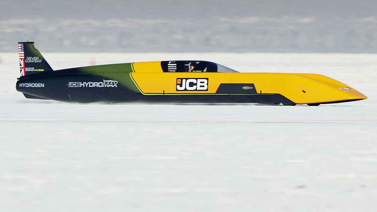 JCB Hydromax reaches 592.8 km/h and breaks speed record at Bonneville