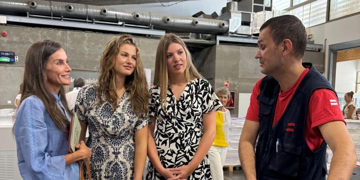 Queen Letizia and her daughters make a surprise visit to Esment House