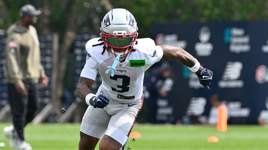 Patriots WR DeMario Douglas popping in training camp