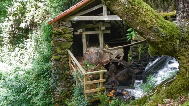 La fantástica ruta por Galicia que pasa por molinos y cascadas y esconde un tesoro medieval