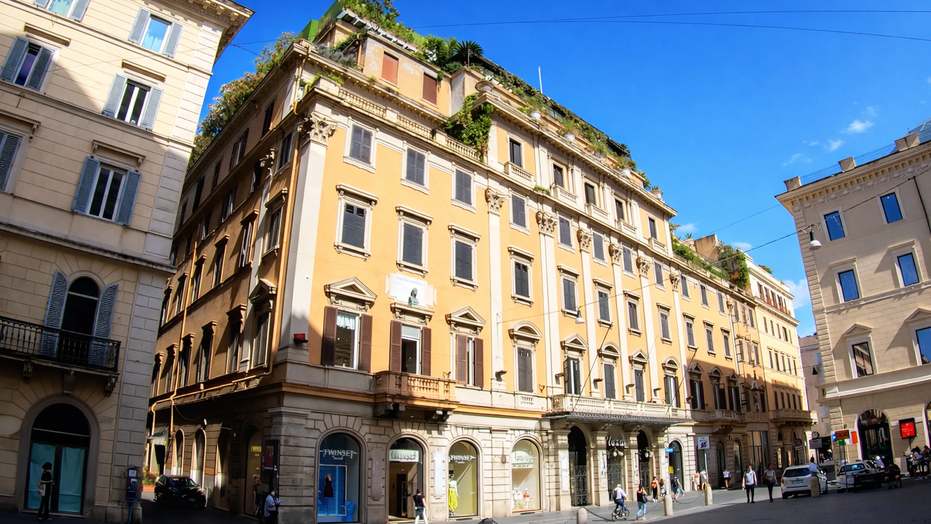 Walking through Rome's most famous shopping street (4K)