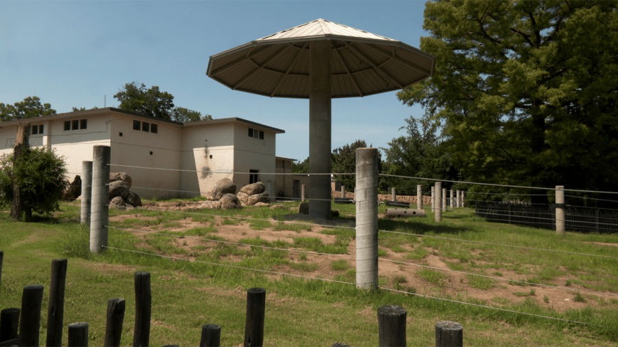 What is happening to the old elephant exhibit at the Topeka Zoo?