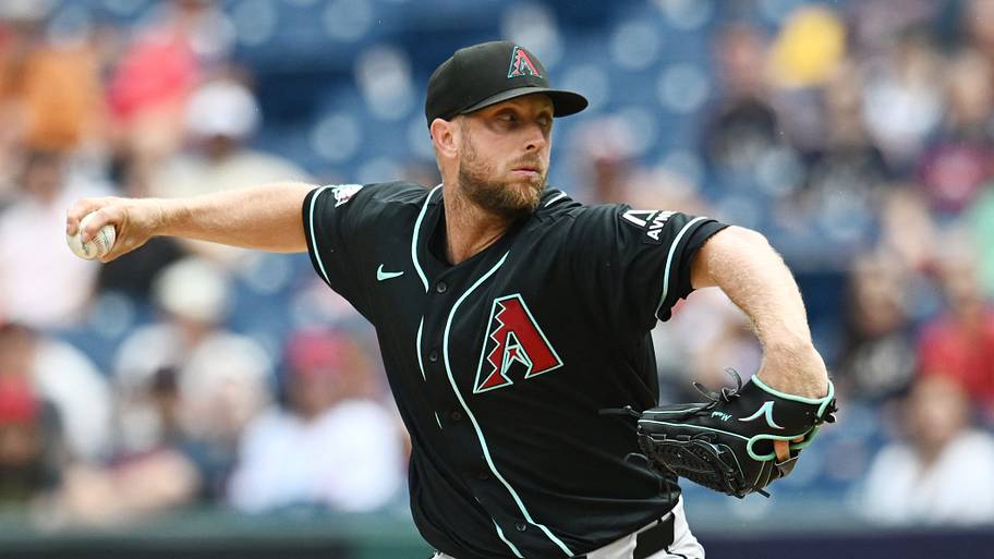 Merrill Kelly leaves game vs Dodgers with trainer