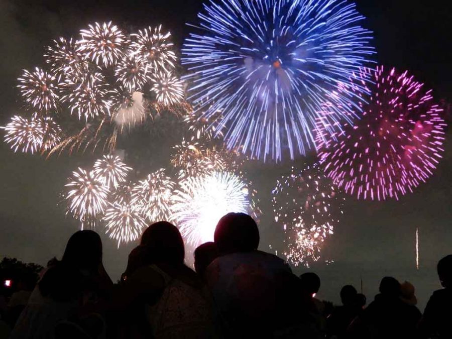 「こりゃひどいですね…」花火大会の翌朝、河川敷に広がっていた衝撃の光景「全席有料化すべき」の声も