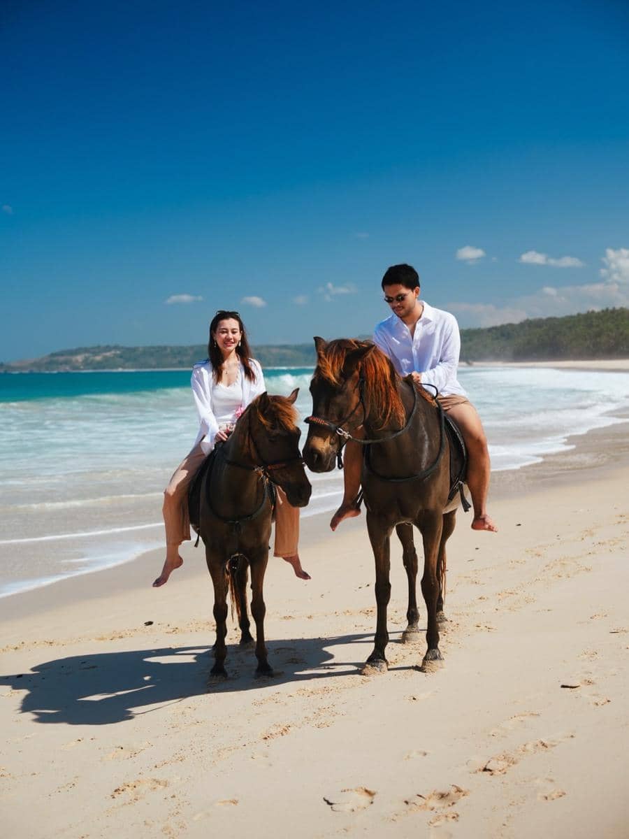 10 foto romantis Aaliyah dan Thariq Halilintar berkuda di Sumba