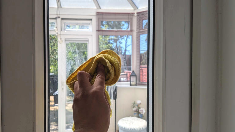 The best method for cleaning windows with vinegar for a streak-free finish