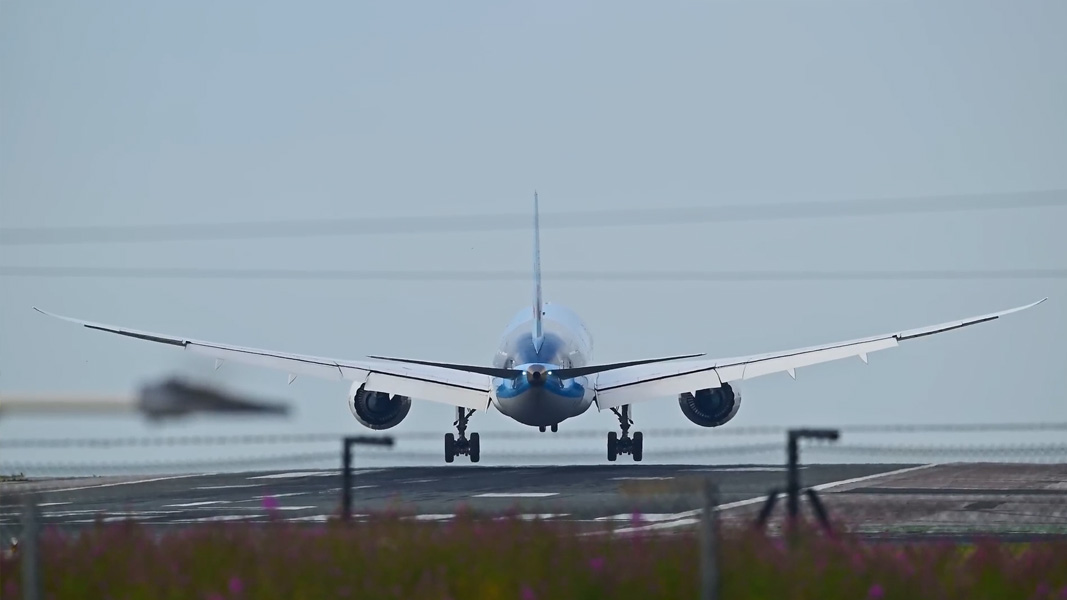 Slow motion plane landings caught on camera