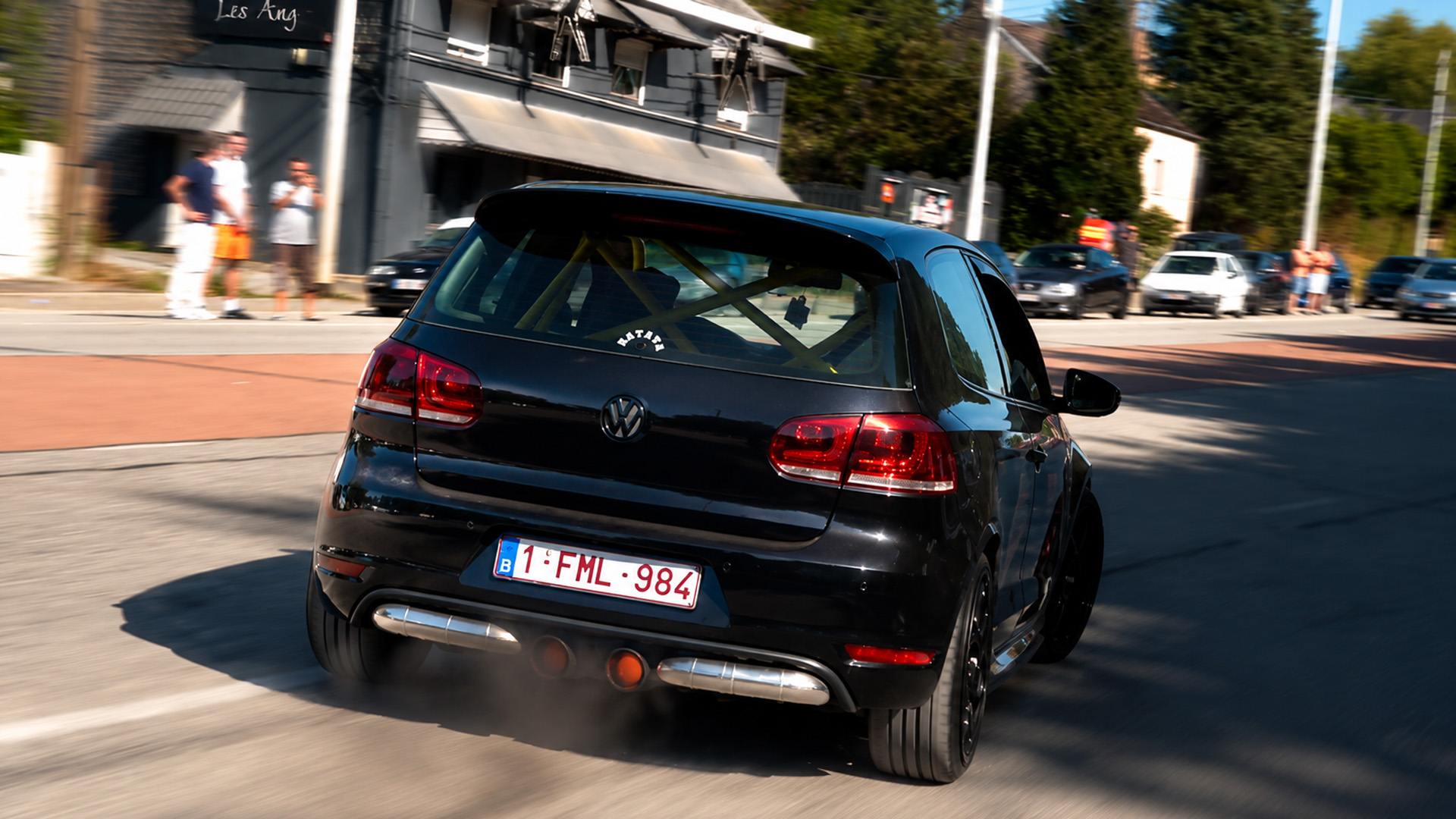 La Volkswagen Golf 6 se fait entendre avec une forte accélération anti-lag