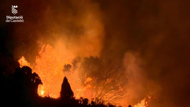  El interior de Castellón amanece con tres incendios activos, desalojos, confinamientos y la llegada de la UME 