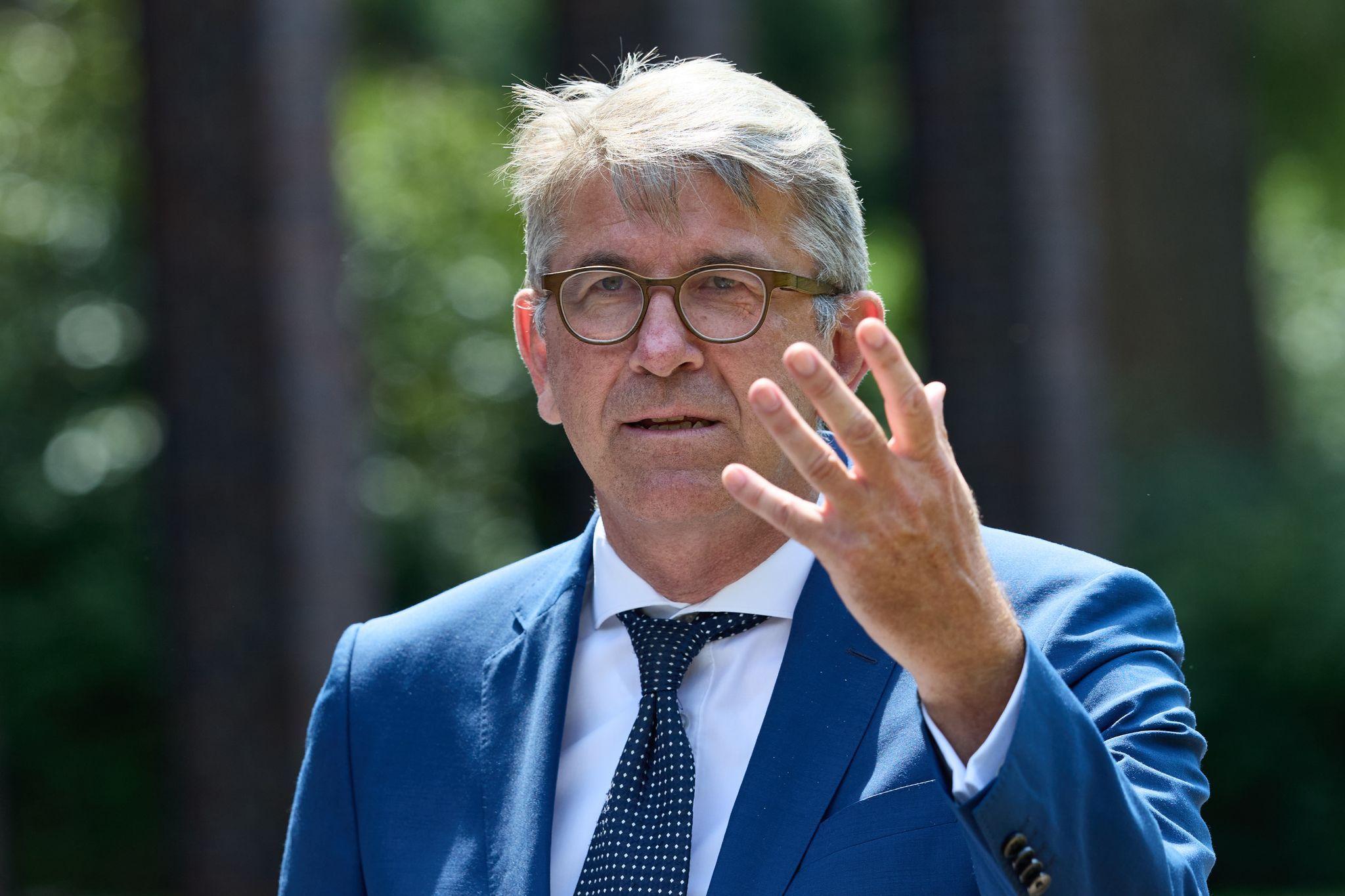 „Fußball ist ein Kulturgut“: Kulturstaatsminister Weimer fordert ...
