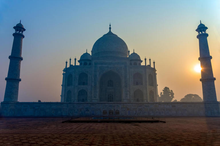 the-legend-says-a-black-taj-mahal-was-meant-to-stand-across-the-river