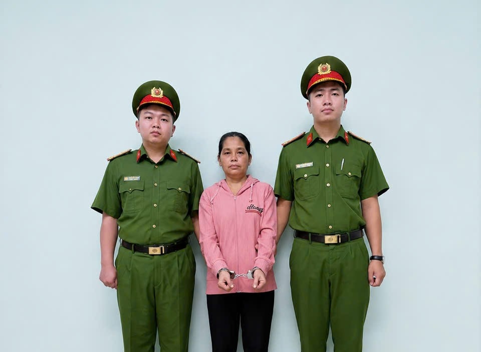 Bắt khẩn cấp bảo mẫu để điều tra hành vi đánh trẻ ở Trường Mầm non Lá Xanh