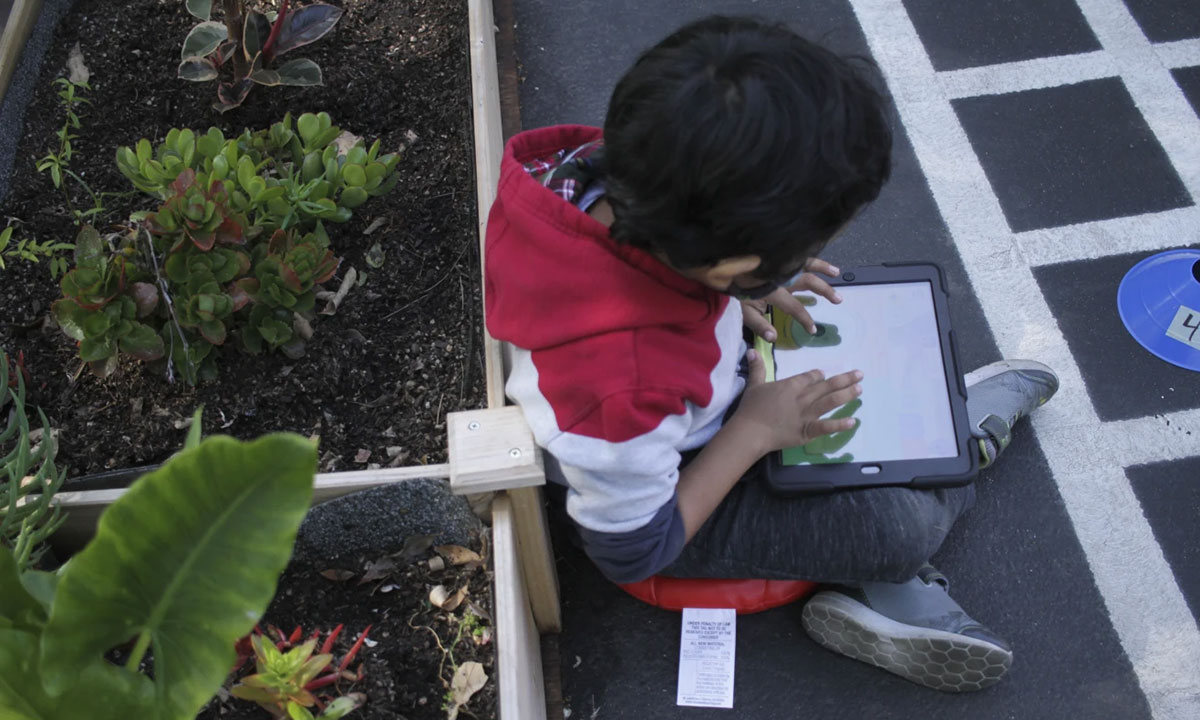 LAUSD's youngest students will start a screen-free school year. Here's what parents need to know