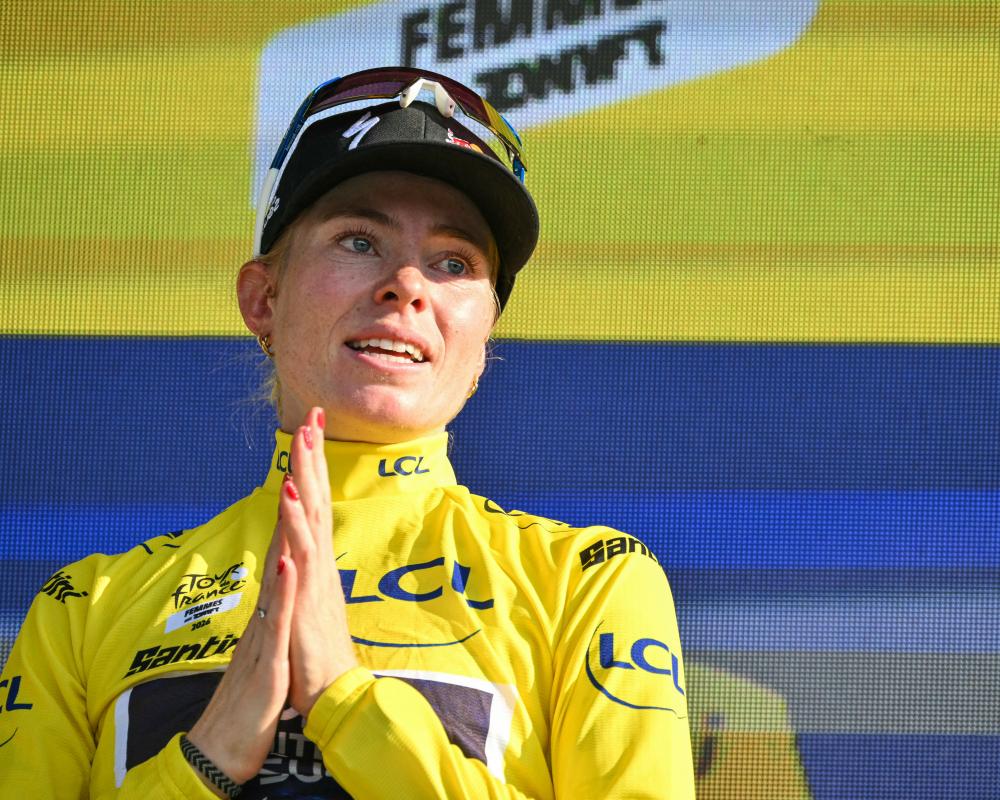 Tour de France Femmes: Vollering's late escape for yellow leaves Niewiadoma fuming