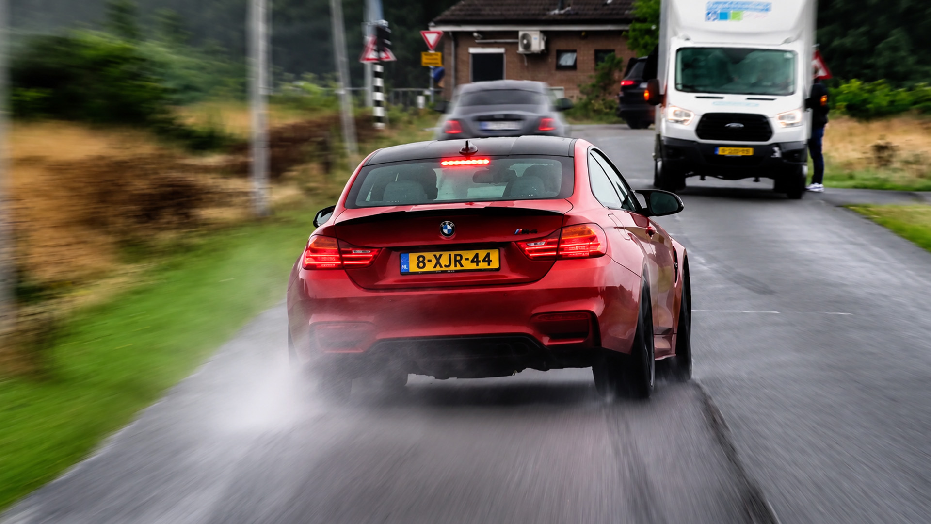 BMW M4 rutscht auf nasser öffentlicher Straße stark aus