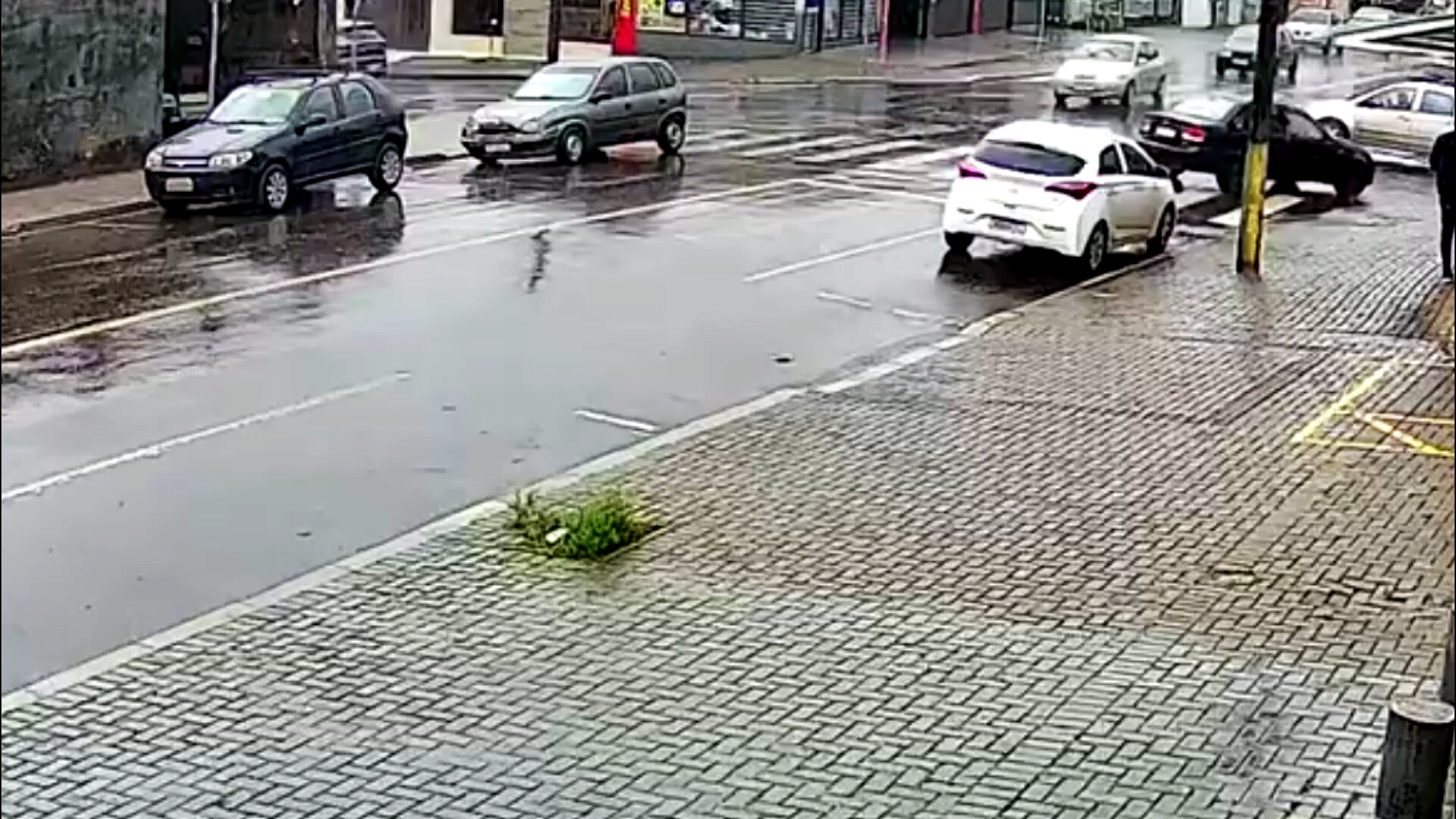 Veja o impacto: vídeo mostra pancada de moto contra carro no bairro ...