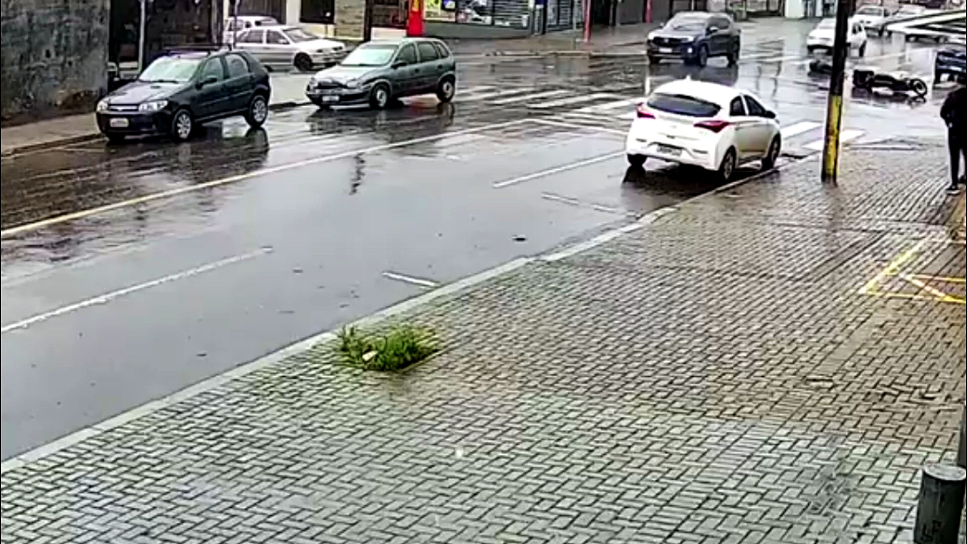 Veja o impacto: vídeo mostra pancada de moto contra carro no bairro ...