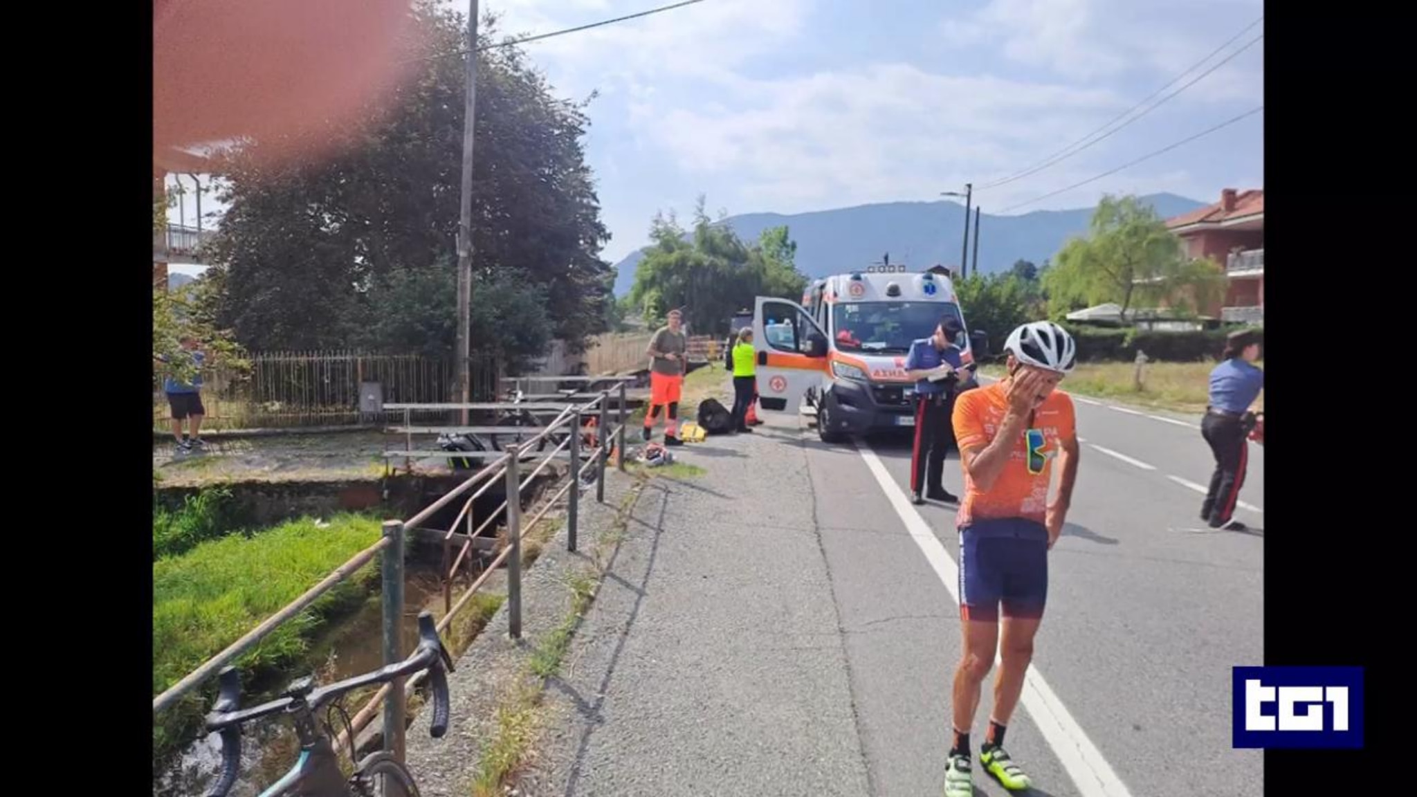 Litiga con i ciclisti, poi li investe due volte con l'auto. Il racconto ...
