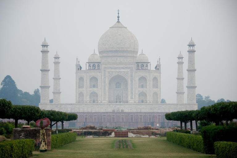 the-legend-says-a-black-taj-mahal-was-meant-to-stand-across-the-river